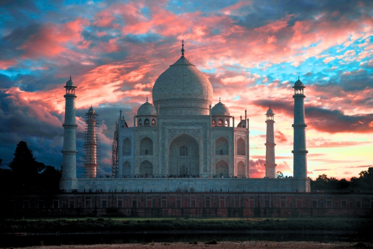 Taj Mahal Sunrise tour from Delhi by Car